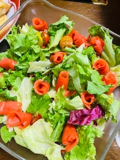 サラダをサーモンの色でお祝い風に