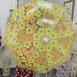 梅雨を乗り越える傘の色
